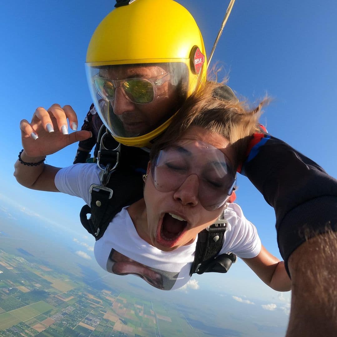 Lina y Lorenzo Jr. aprovecharon el fin de semana del 31 de julio, a vísperas del cumpleaños de Lina, para aventarse desde un avión en paracaídas.