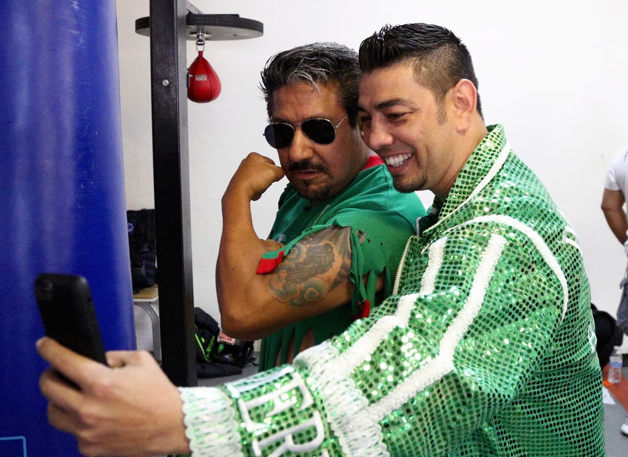 Así pagó la apuesta El Feo a Raúl 'El Pelón' después de la derrota de Julio César Chávez Jr.