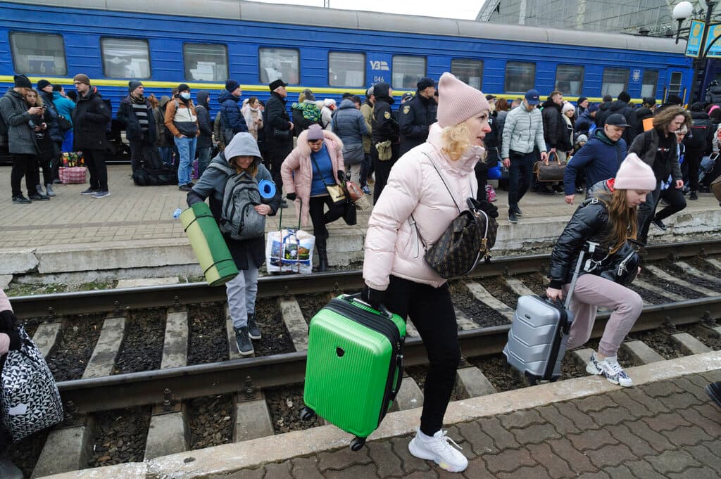 Personas aglomeradas en una estación de tren en Lviv, al oeste de Ucrania.