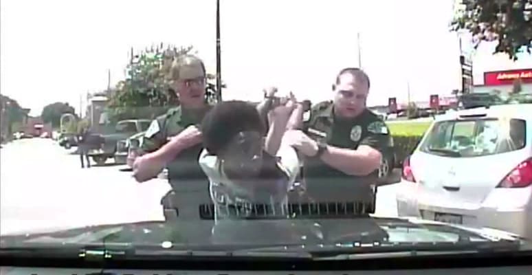 Autoridades en Texas revelan los videos del controversial arresto de una profesora afroamericana 
