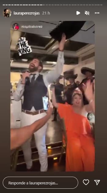 De la Mota también dejó claro su amor por México (en donde su carrera como histrión se materializó) pues cantó ‘El rey’ al lado del mariachi.