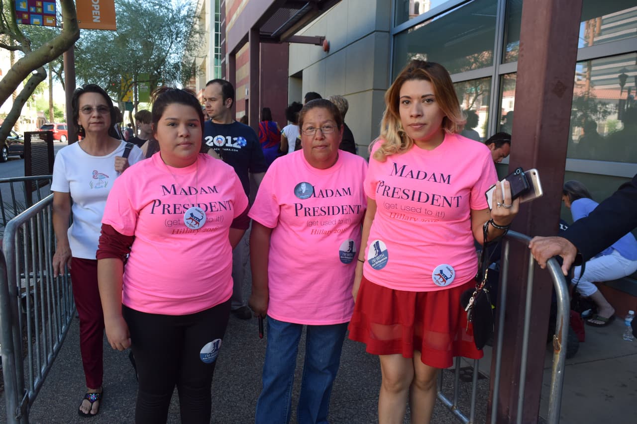 Kaily, 17, Marta, 56 y Johanna Muñoz, 29 asistieron al rally de Michelle Obama en Phoenix, Arizona el 20 de octubre de 2016. Aunque portaban botones de la candidata demócrata al senado Ann Kirkpatrick, están más conectadas con la carrera presidencial.