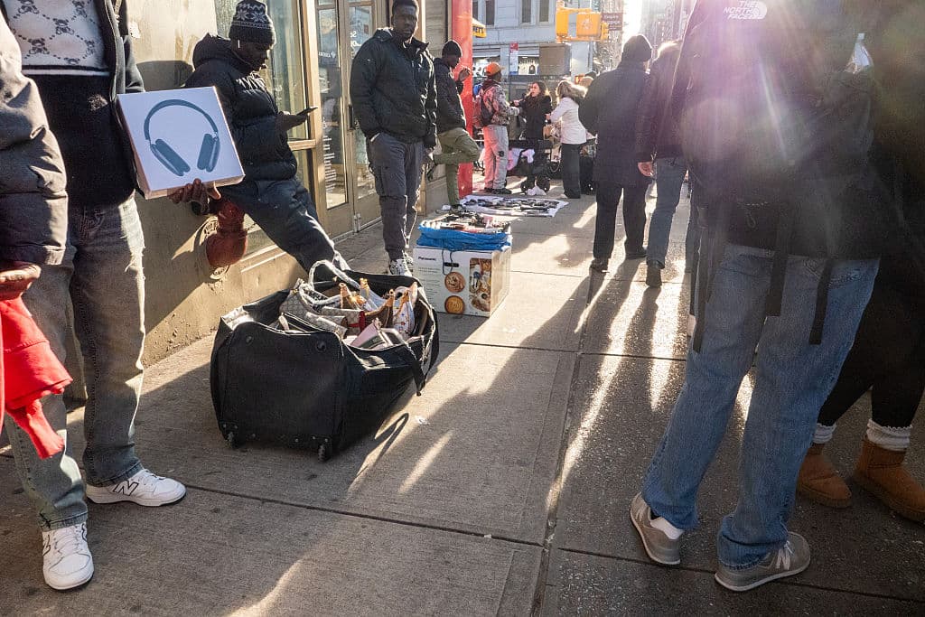 El 21 de octubre, agentes de ICE ejecutaron un operativo en Canal Street y Lafayette, donde arrestaron a 9 inmigrantes con historial delictivo. El Departamento de Seguridad Nacional (DHS, por sus siglas en inglés) agregó que
<b> <a href="https://www.dhs.gov/news/2025/10/22/making-new-yorks-canal-street-safe-again-ice-arrests-9-illegal-aliens-canal-street" target="_blank">los detenidos tenían cargos por robo, narcotráfico, violencia doméstica, agresión a las fuerzas del orden y falsificación</a></b>, entre otros delitos.