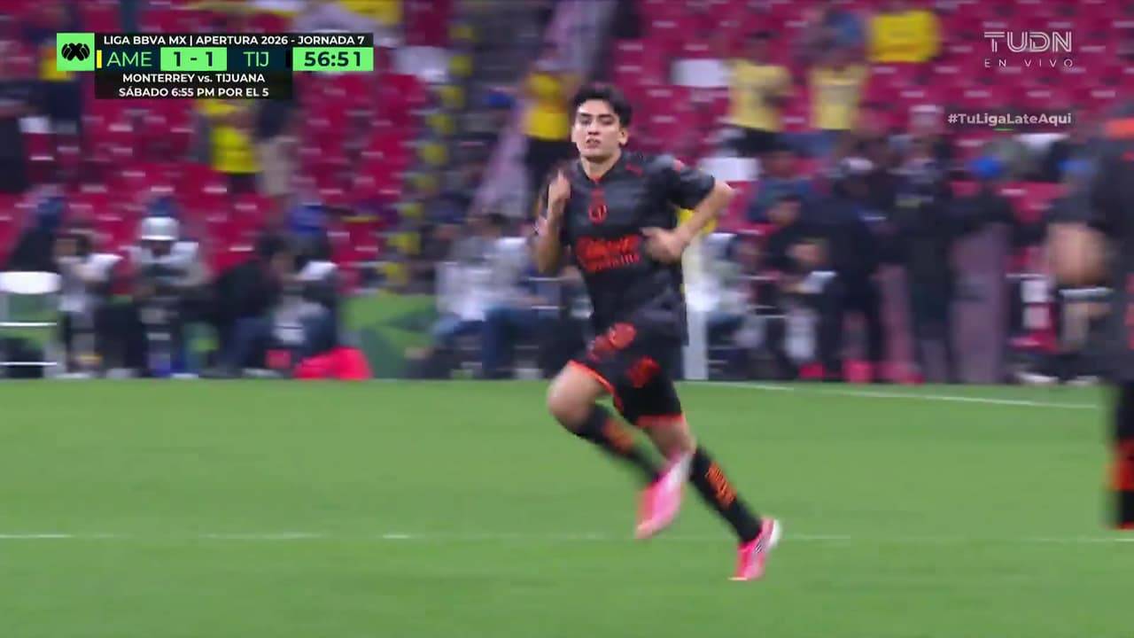 ¡Está de vuelta! Gilberto Mora entra ante América y la gente lo ovaciona