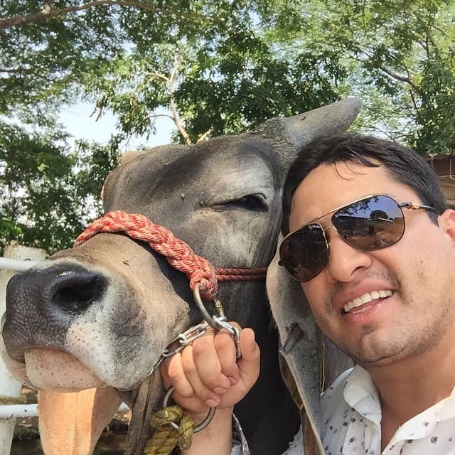 Julión Álvarez es hombre de rancho y posee ganado, como muestra en esta foto que compartió a través de Instagram mencionando que era uno de sus 'animalitos'.