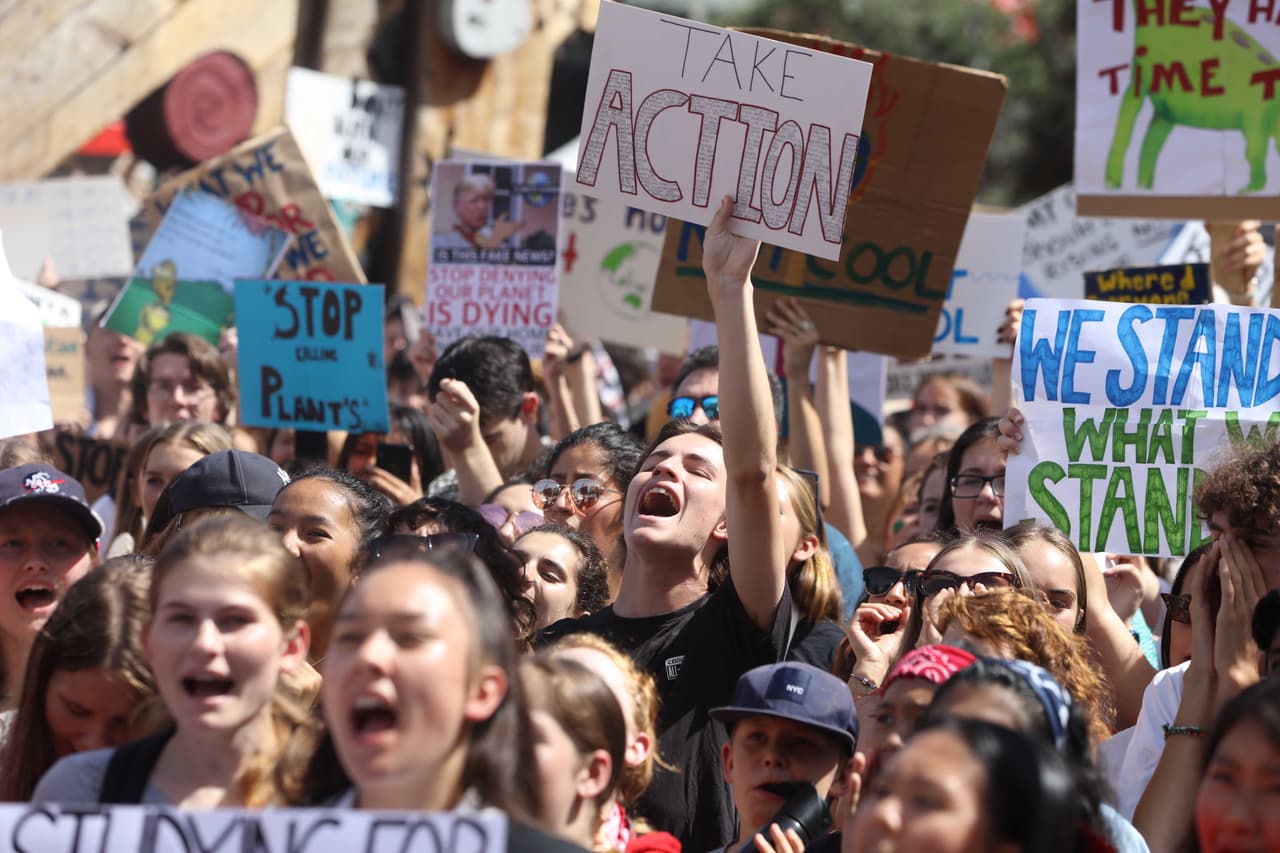 <b>Auckland, Nueva Zelanda. </b>La primera ministra Jacinda Ardern, quien prometió 68 millones de dólares para reducir las emisiones de gases de efecto invernadero, apoyó las huelgas y dijo que los adolescentes no deben esperar a la edad de votar para usar sus voces. 
<a href="https://www.univision.com/noticias/ataques/un-manifiesto-explosivos-y-un-nombre-en-espanol-lo-que-se-sabe-del-atentado-terrorista-en-nueva-zelanda">El viernes por la tarde (hora local) se registraron dos tiroteos masivos que dejaron 49 muertos y decenas de heridos. </a>