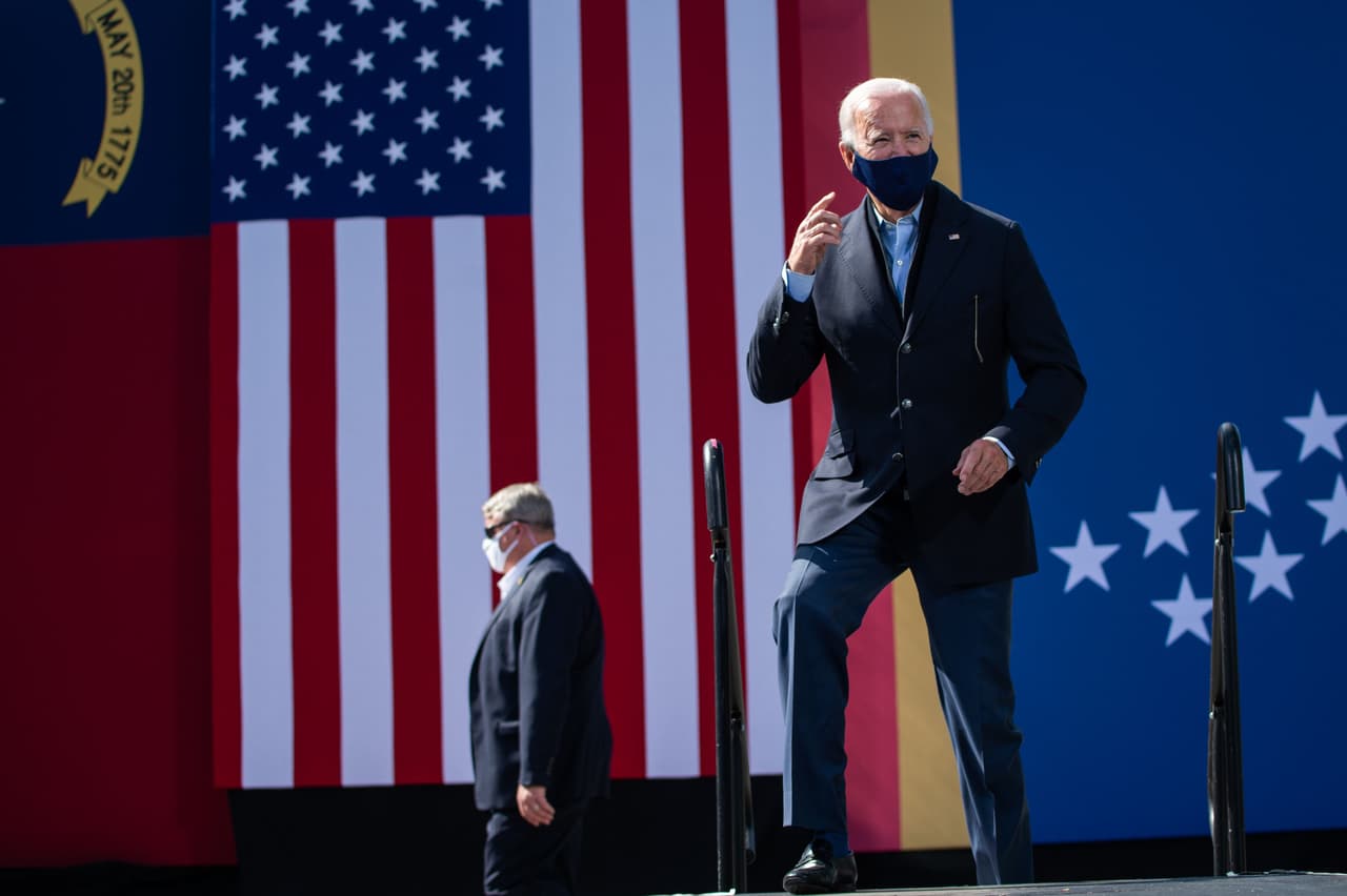 Durante su alocución, el candidato del Partido Demócrata lamentó las casi 4,000 muertes registradas en Carolina del Norte a causa del covid-19, y además advirtió que las estadísticas del virus van en la dirección equivocada.