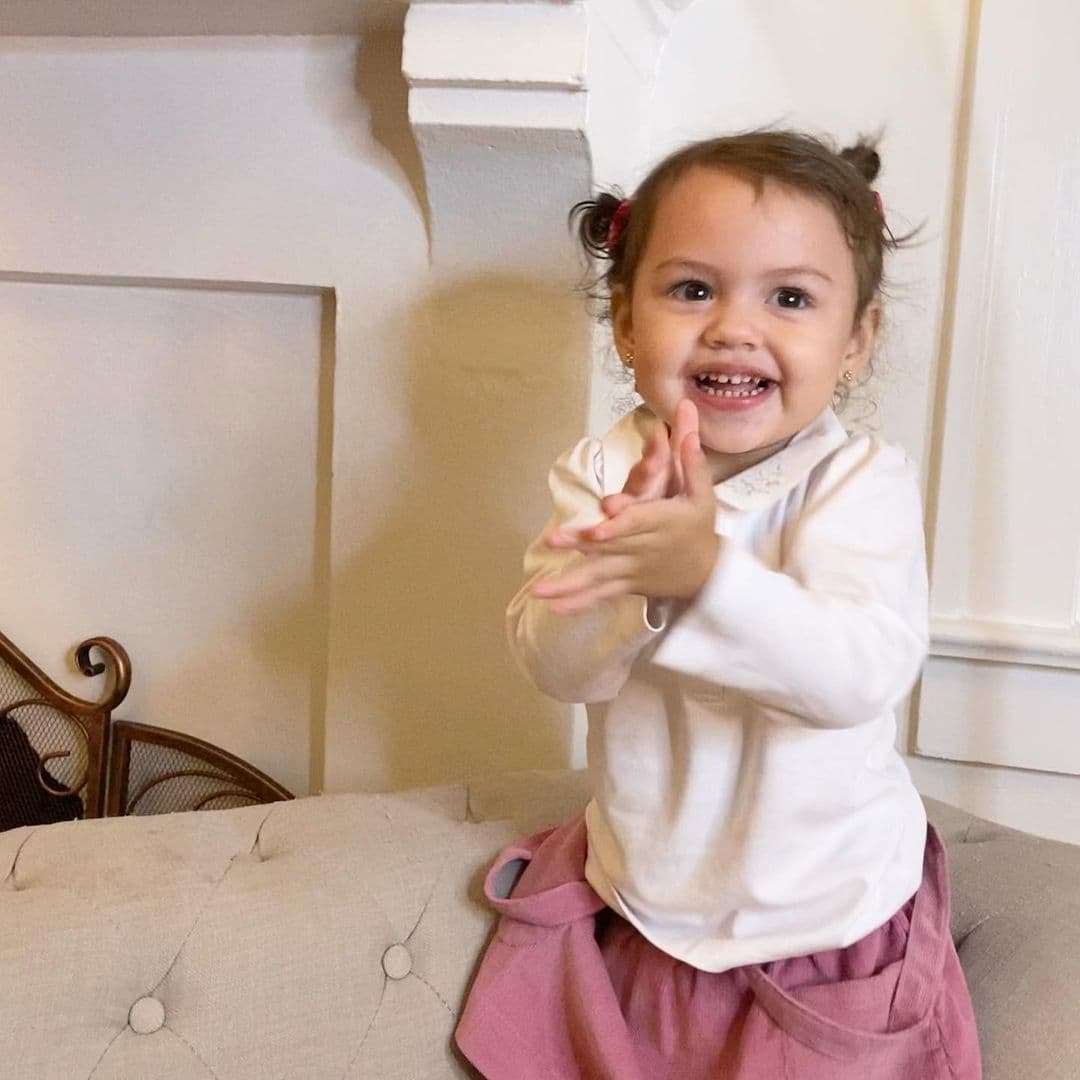 Y hablando de pequeñitos hermosos, acá Chloé, la luz de los ojos de Carito Sarassa. ¡Amamos verla así de sonriente!