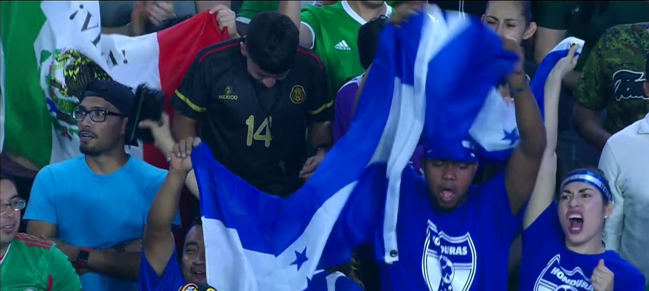 Aficionados mexicanos y catrachos colmaron las gradas del imponente University of Phoenix para el partido de cuartos de final entre México y Honduras.