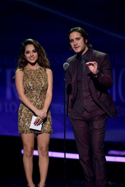 Diego Boneta y Becky G entregaron el premio al Artista Masculino Regional Mexicano del Año, que fue para Luis Coronel.
