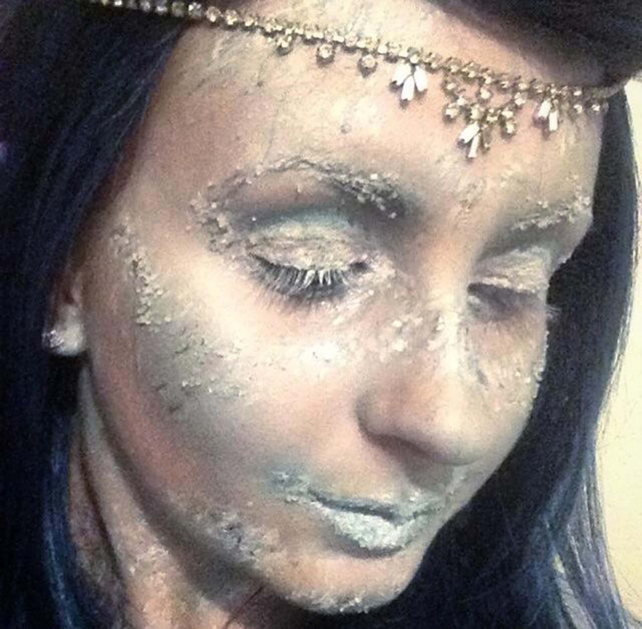 Además, con un poco de maquillaje y la brocha adecuada puede producir el efecto de la escarcha.