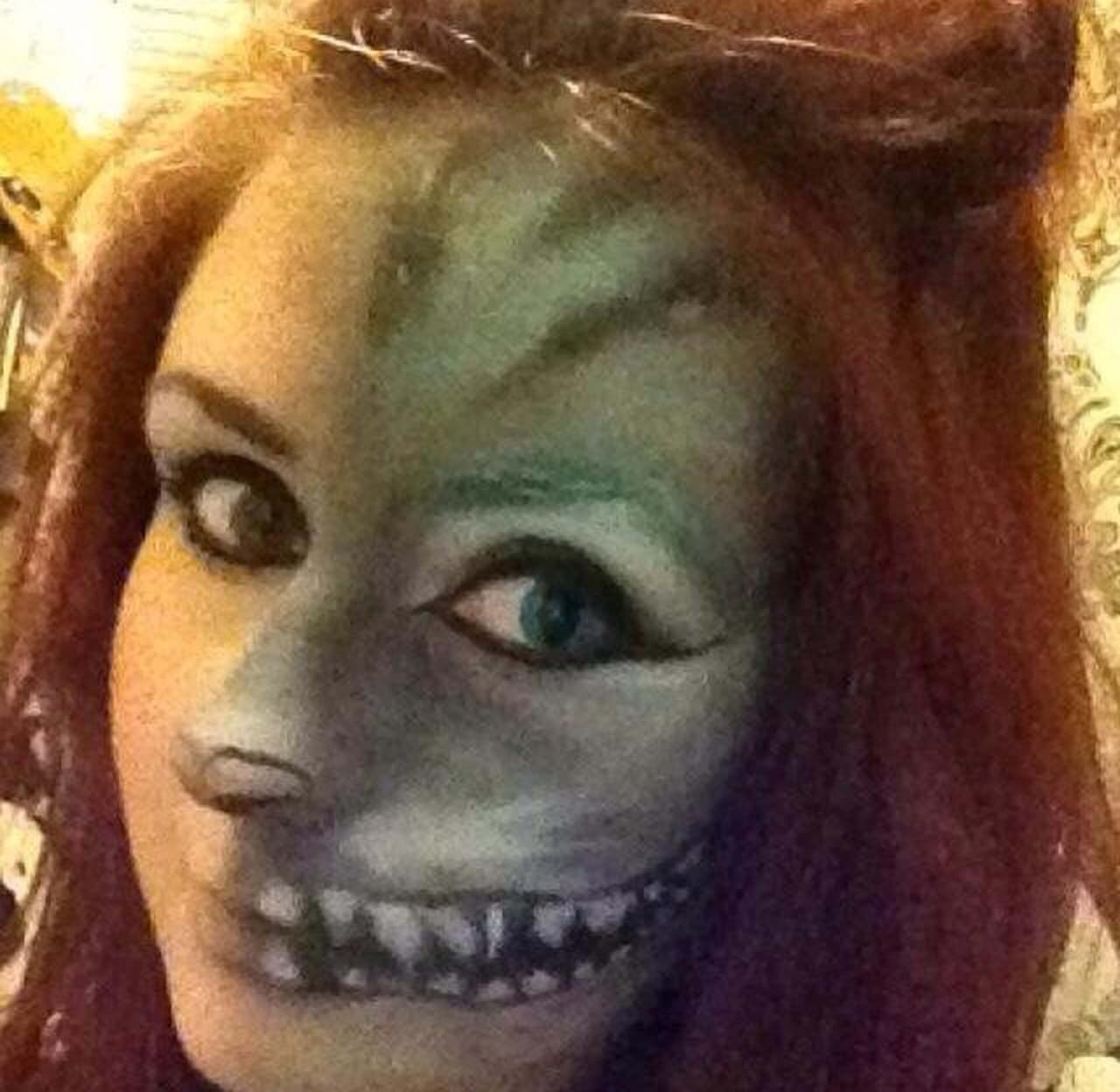 Una joven posee unas cualidades increíbles y terroríficas para maquillarse.