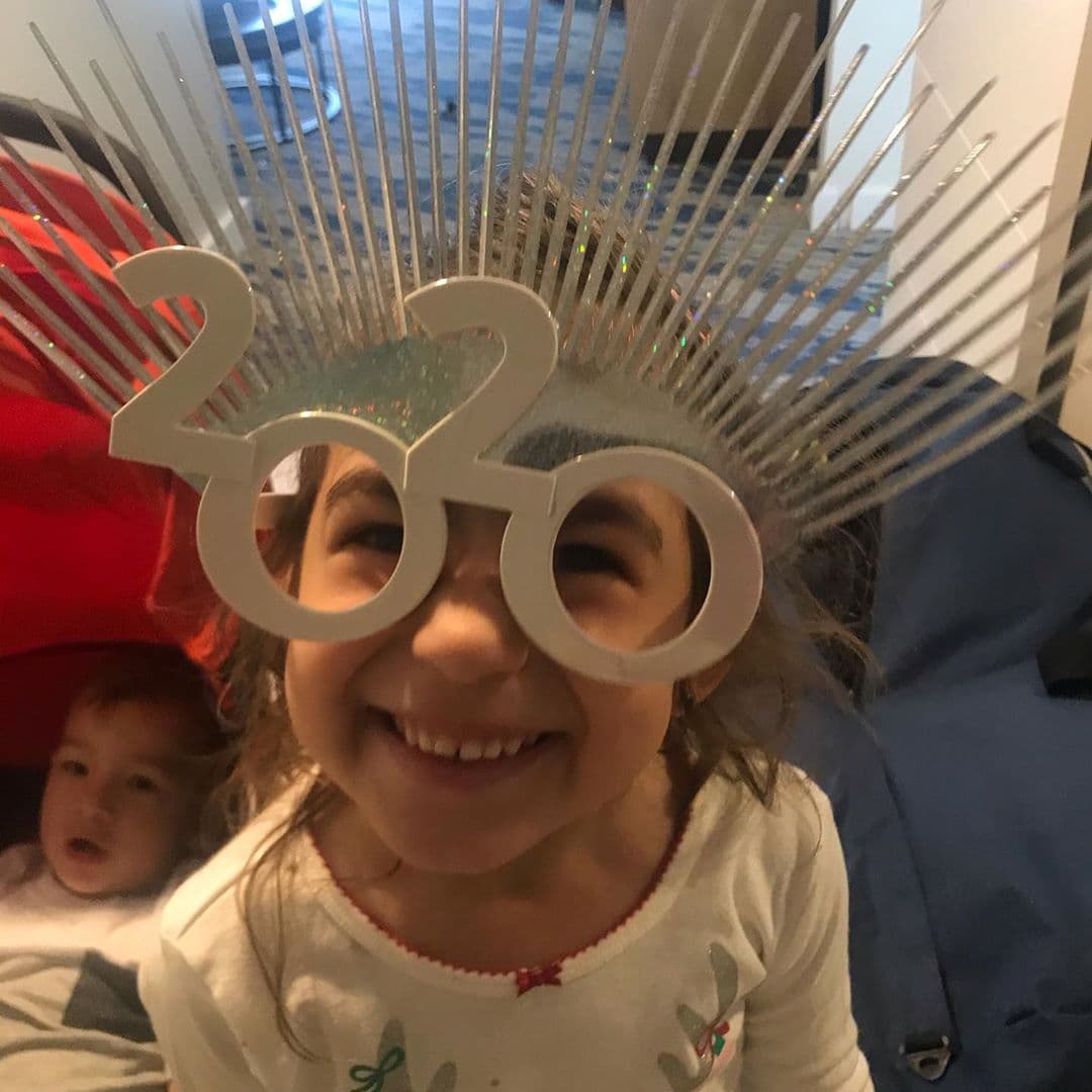 La hija menor de Alan Tacher está feliz de recibir el año con una 
<a href="https://www.univision.com/shows/despierta-america/alan-tacher-renovo-su-tradicional-foto-familiar-para-despedir-el-ano-fotos" target="_blank">familia increíble</a>.