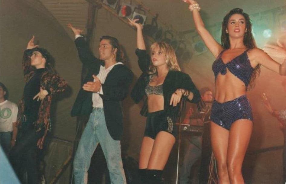 De esa telenovela surgió el grupo musical Muñecos de papel. Como parte de este proyecto, Bibi realizó algunas giras e incluso filmó la cinta "Más que alcanzar una estrella".