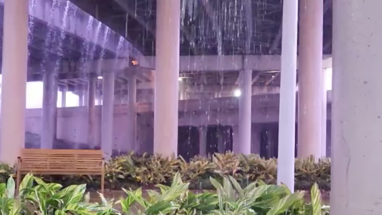 Los fuertes relámpagos hicieron despertar a los residentes que vieron como a medida que pasaba la mañana bajaba la intensidad.