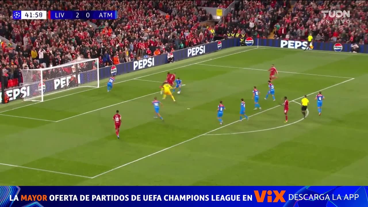 ¡No puede ser! Era el tercero del Liverpool y Frimpong abanica frente al arco