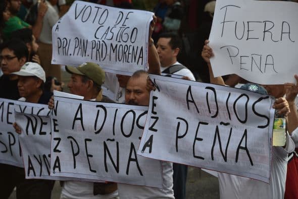 Muchos salieron con pancartas y consignas contra el gobierno.