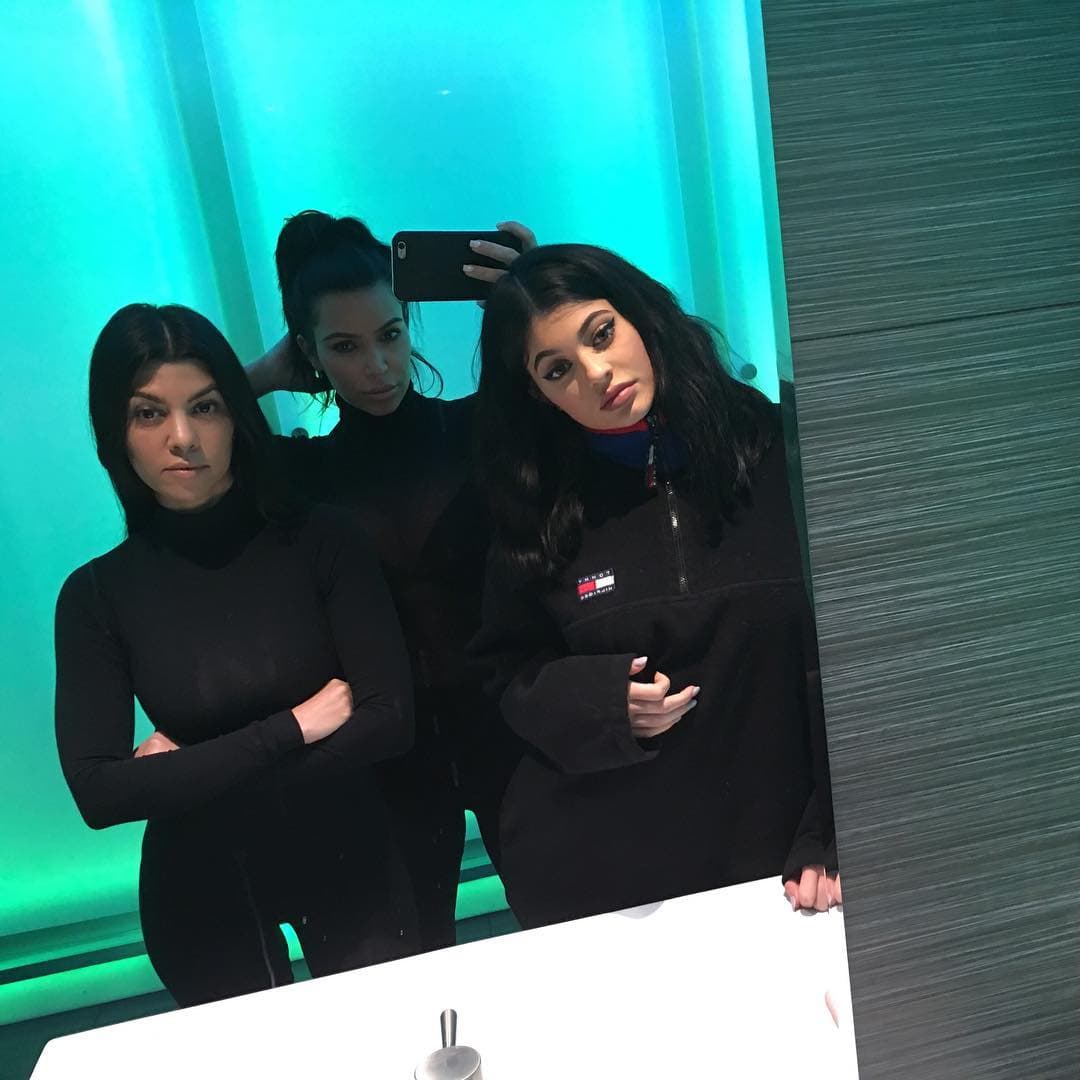Así reapareció junto a sus hermanas. Esta foto la compartió Kourtney, las tres hermanas posan todas vestidas de negro, pero lo que más llama la atención es ¡el rostro de Kim!