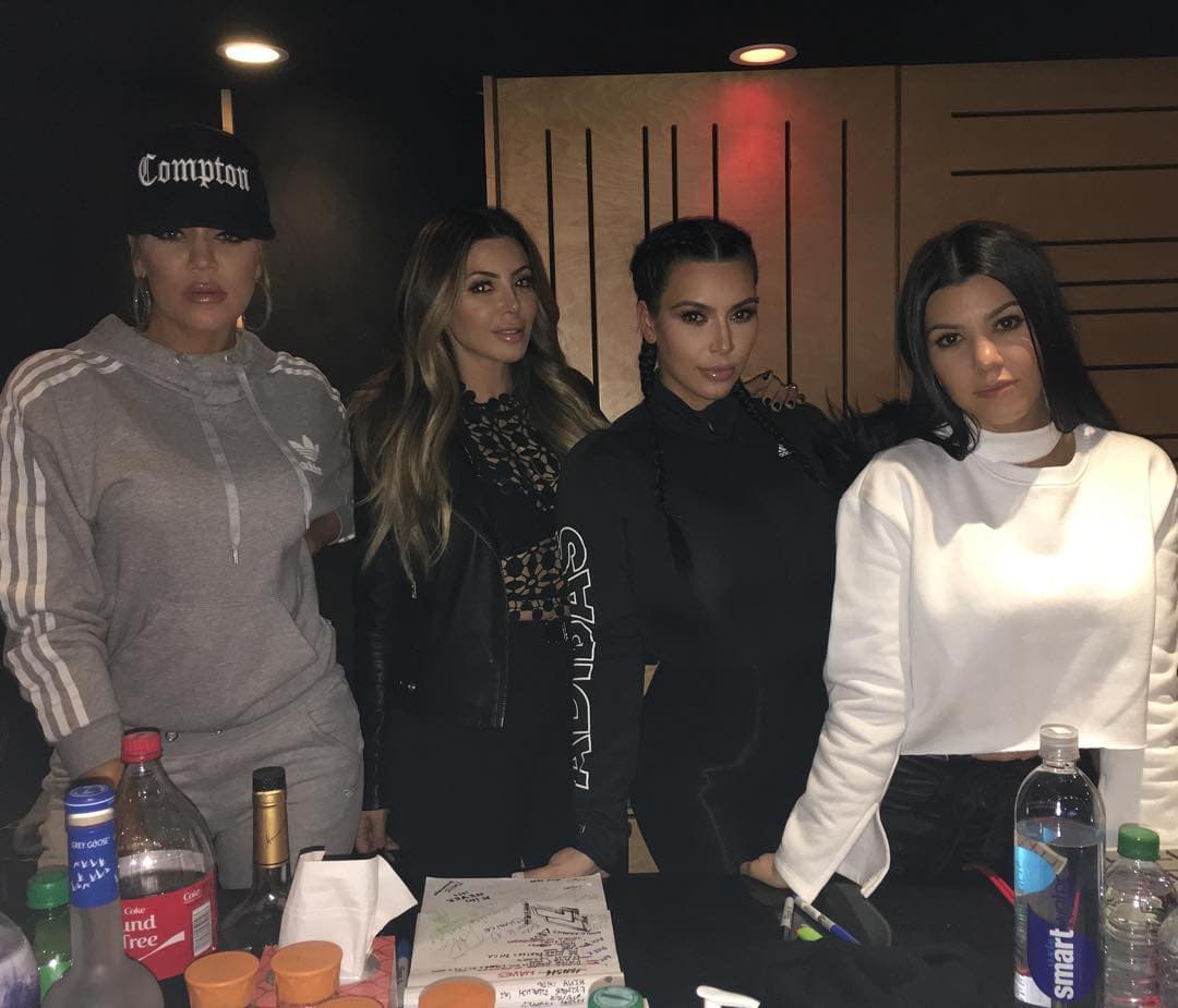 Khloé también reveló la nueva imagen de su hermana y debemos admitir que su rostro luce muy fresco y sin rastro de cansancio. ¿Crees que se hizo algo?