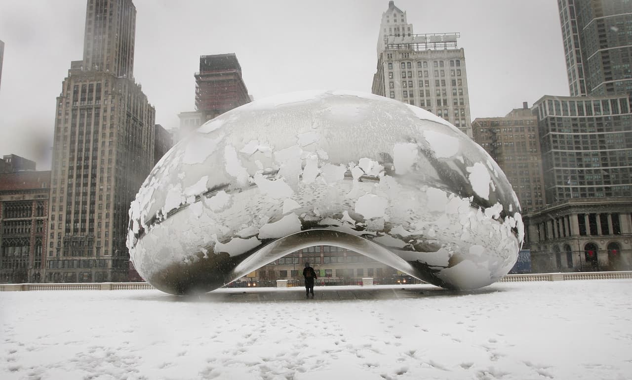 Una foto del icónico 
<a href="https://www.univision.com/local/chicago-wgbo/le-presentan-cargos-en-chicago-a-los-7-senalados-de-vandalizar-la-escultura-conocida-como-the-bean">'The Bean</a> en el Millenium Park tomada el 1 de diciembre de 2006.