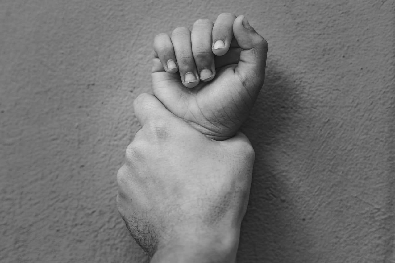 <b>Eliminación de límites de tiempo para reclamos de abuso sexual infantil (AB 452):</b> Esta ley elimina los límites de tiempo para que las víctimas infantiles de abuso sexual puedan presentar reclamos de daños civiles en California. A partir del 1 de enero de 2024, los casos de abuso sexual pueden ser reclamados sin restricciones de tiempo. 
<a href="https://leginfo.legislature.ca.gov/faces/billNavClient.xhtml?bill_id=202320240AB452">Más información de la ley AB 452.</a>
<br>