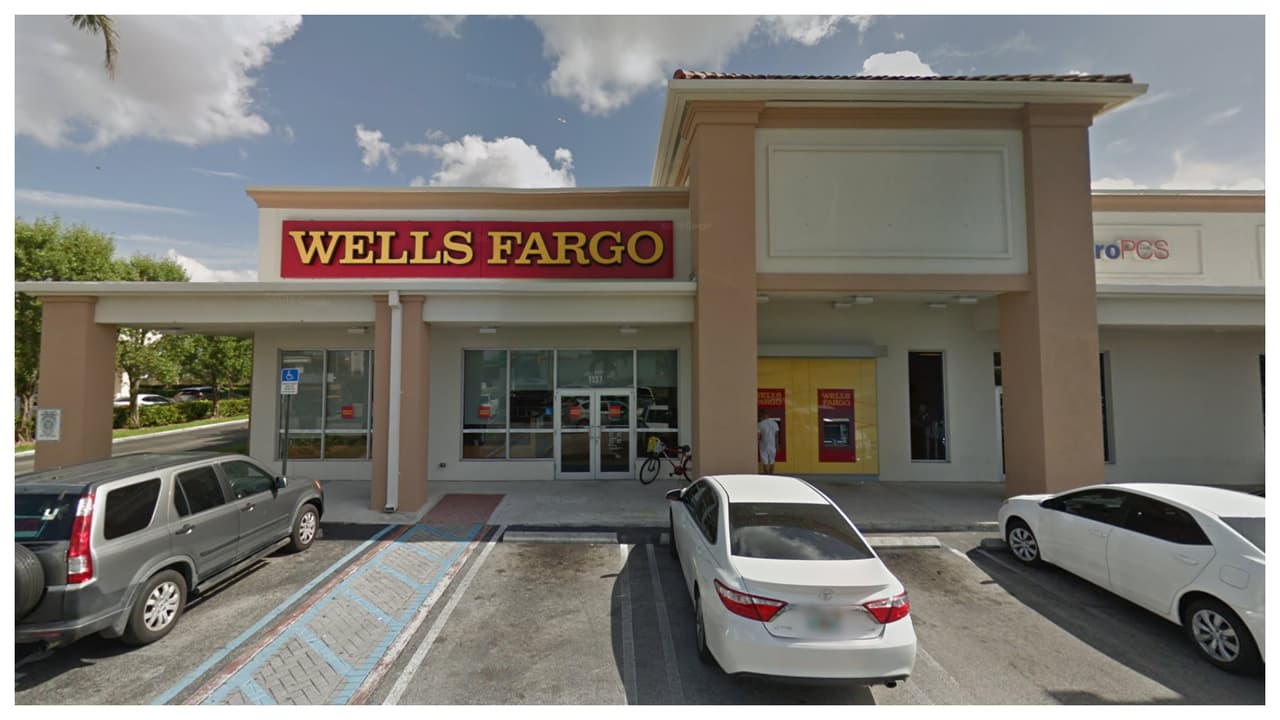Los tres aparentes asaltantes ingresaron al Wells Fargo ubicado en el 1137 Oeste y la calle 68