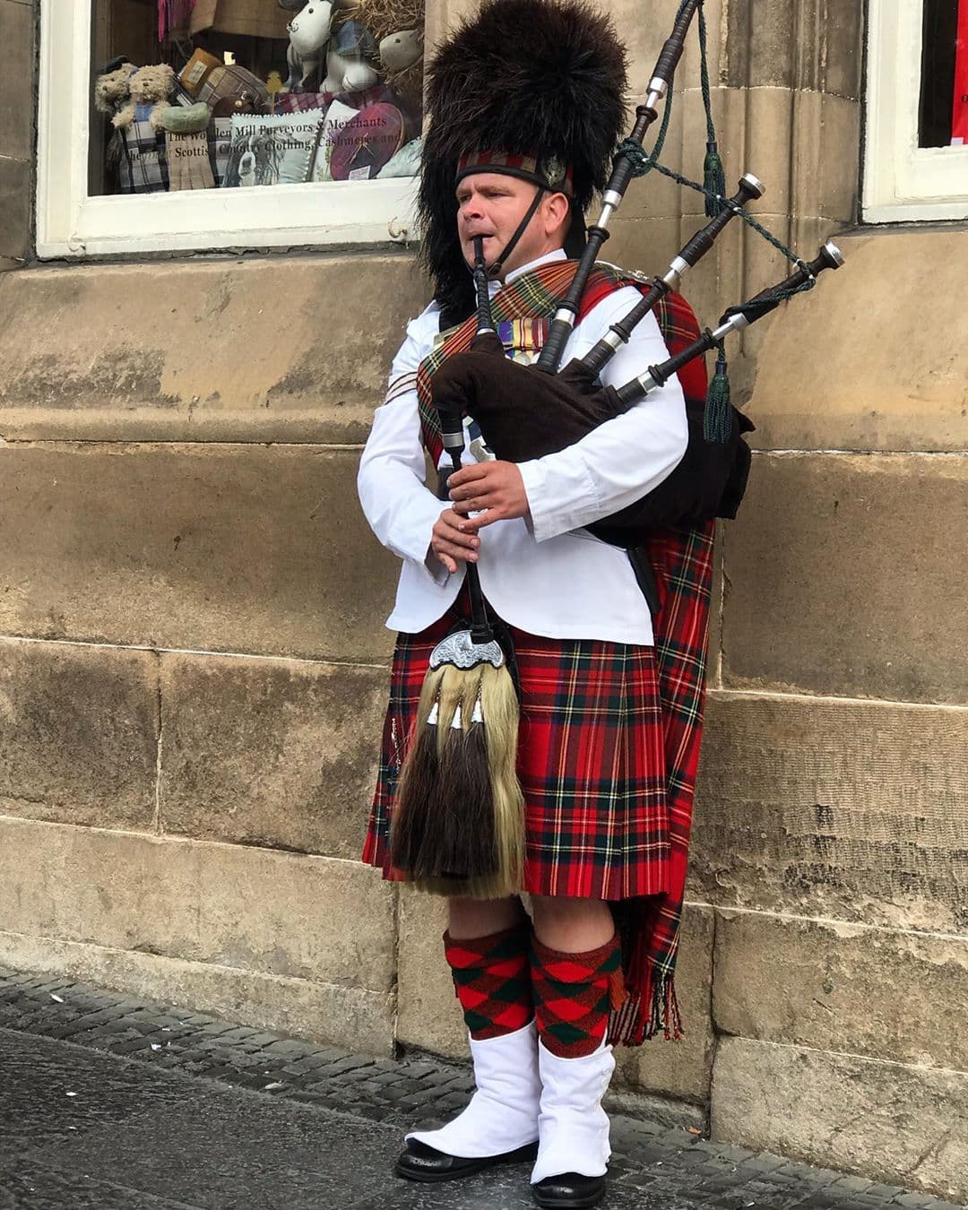 Su familia también quedó impresionada al escuchar en vivo la tradicional música escocesa.