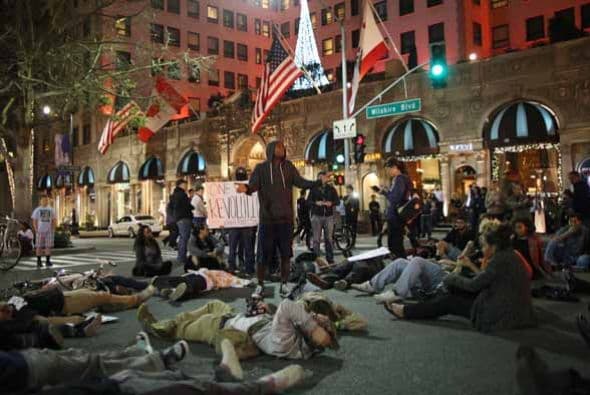 23 DE OCTUBRE: Amnistía Internacional sostiene que la represión de las protestas pacíficas por parte de la Policía de Ferguson violan los estándares humanitarios. 11 DE NOVIEMBRE: Ferguson se prepara para la primera decisión sobre el caso Brown. El gobernador de Missouri advierte de que no tolerará más disturbios. 17 DE NOVIEMBRE: El gobernador de Missouri declara el estado de emergencia para desplegar a la Guardia Nacional, en previsión de que esta primera decisión judicial reavive las manifestaciones violentas. Con la información de Univision.com