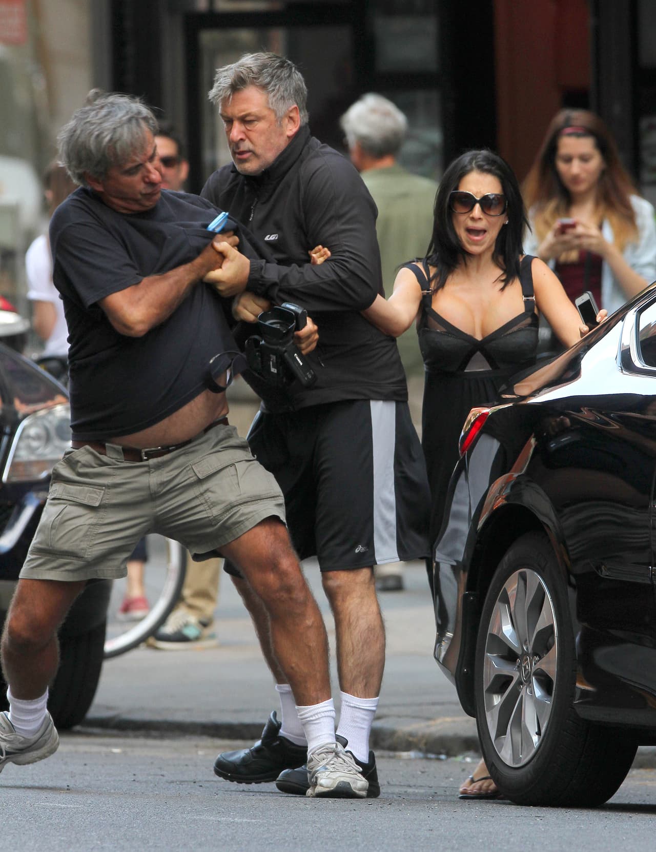 El actor explotó contra un paparazzi que los seguía.