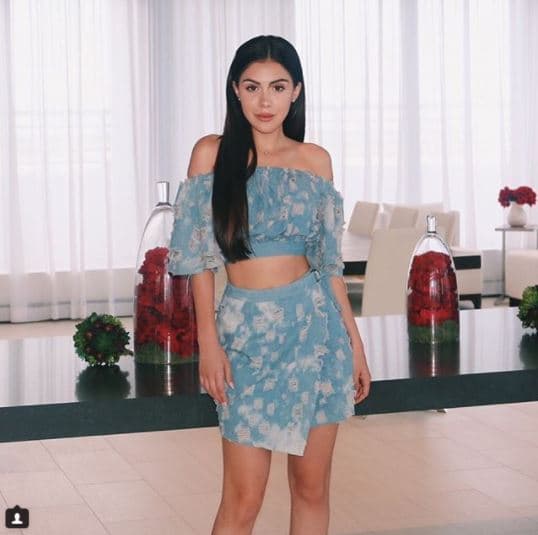 Hace unos meses, Alexa Dellanos, hija de Mirka Dellanos sorprendió a sus seguidores de Instagram al borrar por completo sus fotos de su cuenta.