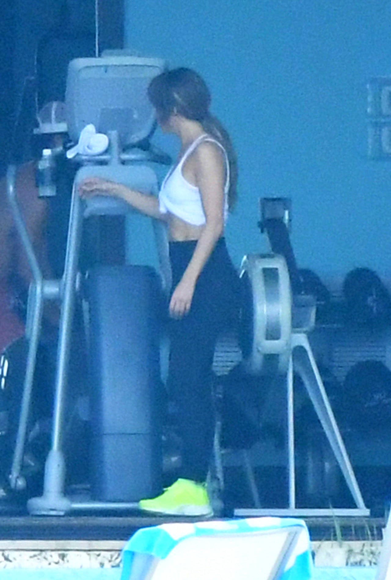 Jennifer Lopez muestra su abdomen mientras trabajaba por segundo día consecutivo mientras estaba de vacaciones con su nuevo novio Alex Rodríguez en Bakers Bay Golf & Ocean Club en las Bahamas.