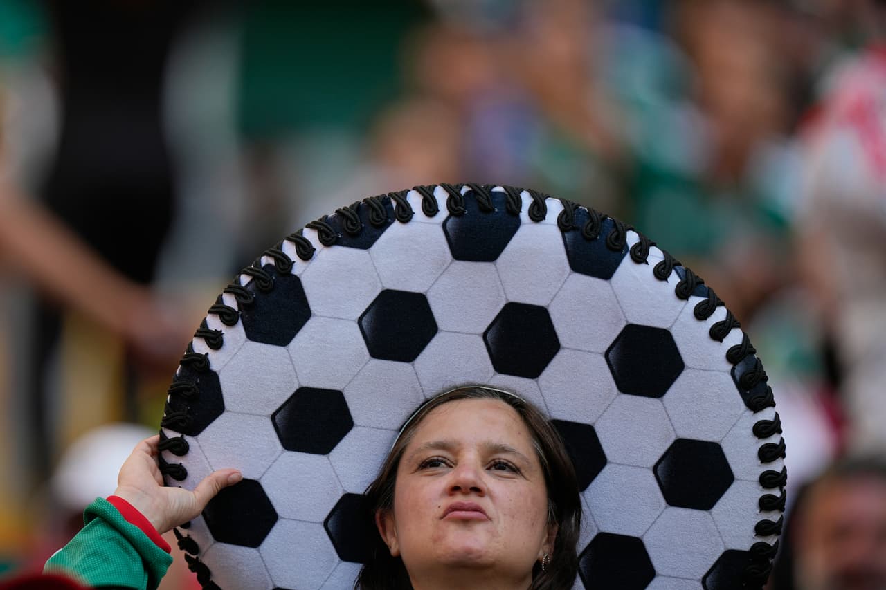 Un aficionado de México que lleva un sombrero con forma de balón de fútbol reacciona antes del partido de fútbol del Grupo A de la Copa del Mundo entre México y Corea del Sur en Zapopan, cerca de Guadalajara, México, el jueves 18 de junio de 2026. (Foto