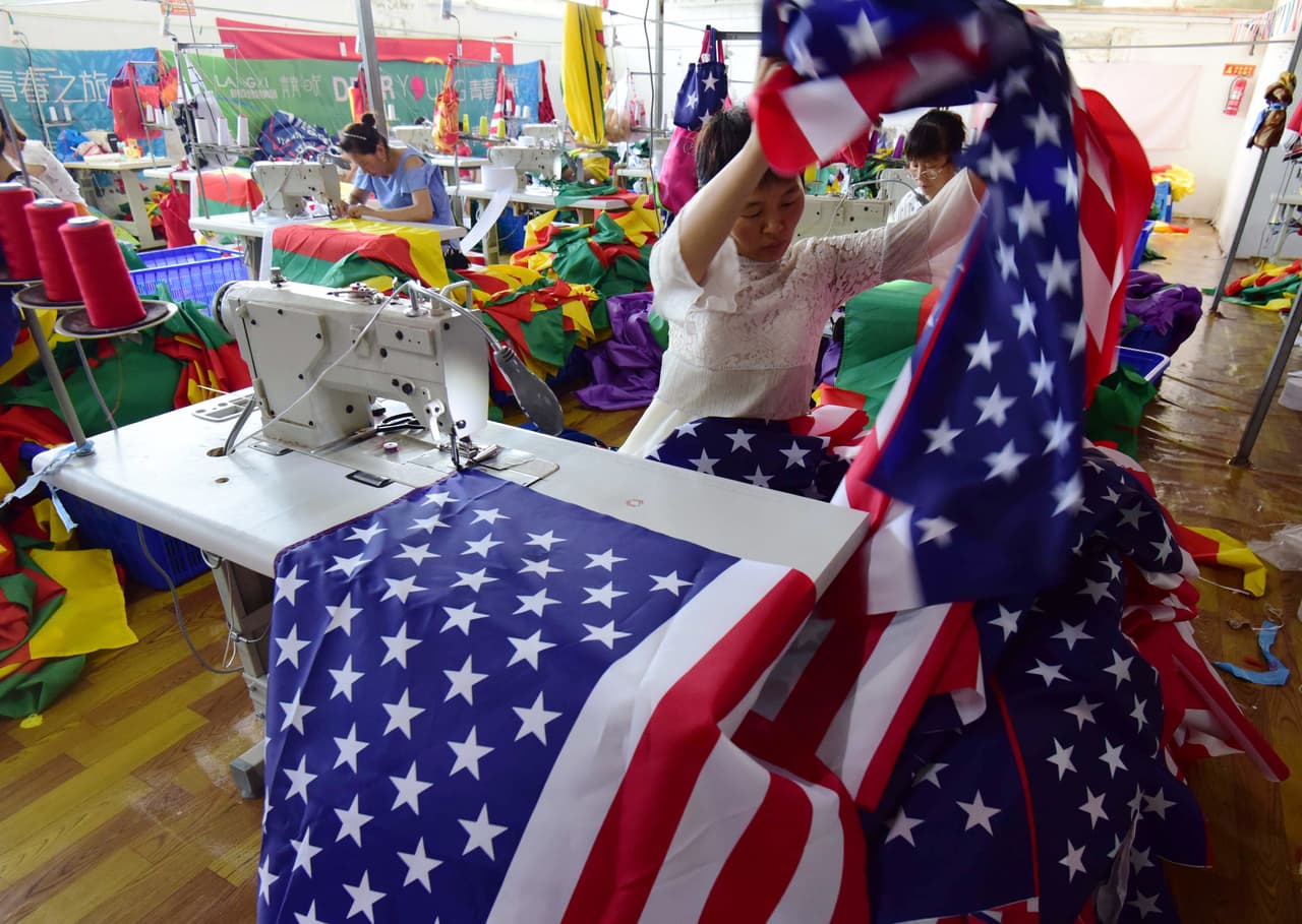 <b>Mercancía importada para celebrar la independencia</b>
<br>
<br>En 2019 se gastaron 6,700,000 dólares en banderas importadas, según los datos de
<a href="https://wallethub.com/blog/4th-of-july-facts/22075/"> <u>WalletHub</u></a> en los que se basó esta lista.
<br>
<br>29% de los estadounidenses compran mercancía nueva para el Día de la Independencia cada año y 61% la población posee al menos una bandera.
<br>
<br>En lesta fotografía de 2018, una fábrica de banderas en Fuyang, en la provincia de Anhui, al este de China.
<br>