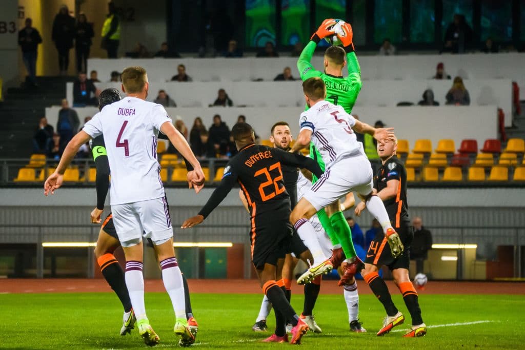 Davy Klaassen fue el hombre que se puso la capa de héroe y marcó el único tanto de todo el partido para darle la victoria a Holanda 0-1 sobre Letonia.