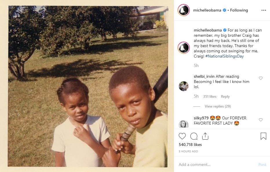 "Desde que tengo memoria, mi hermano mayor Craig siempre me ha apoyado. Él sigue siendo uno de mis mejores amigos. Día Nacional de los Hermanos".