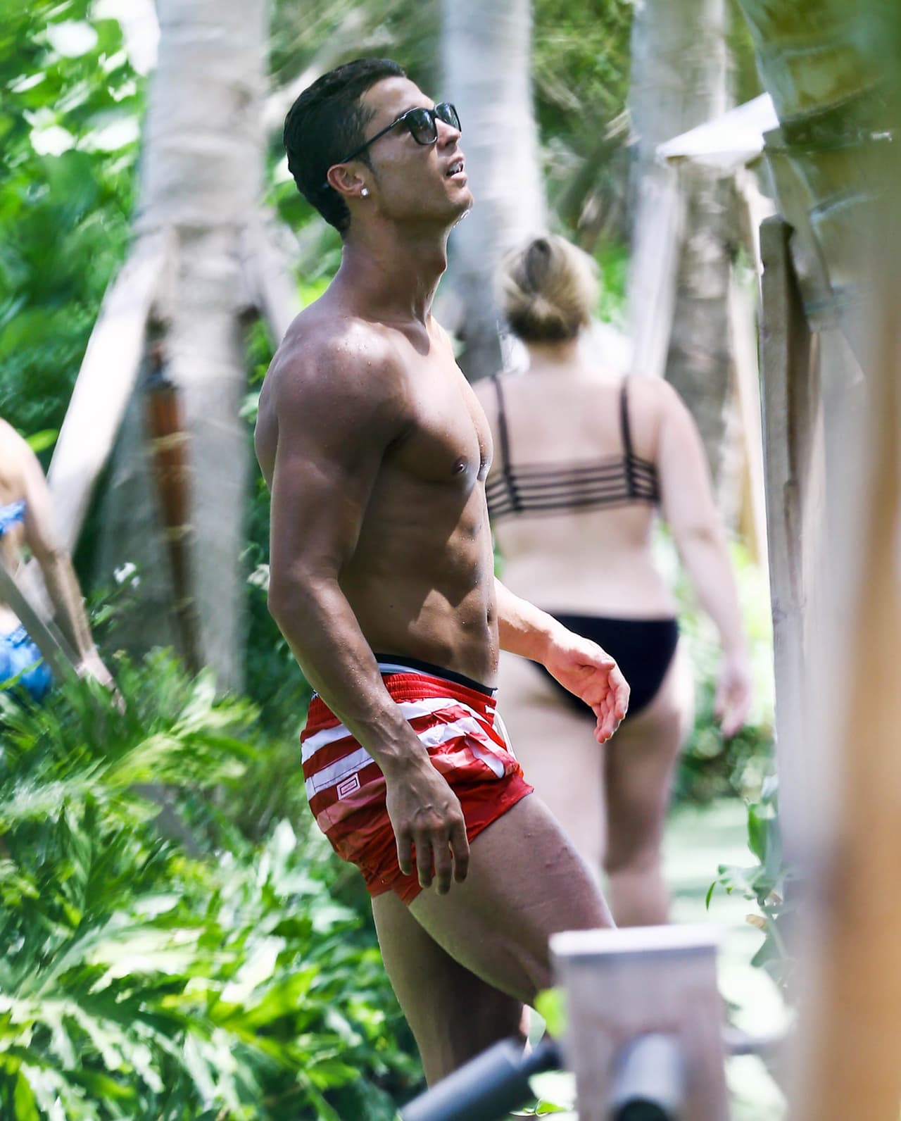 Seguramente el futbolista le enseña sus mejores trucos con el balón.