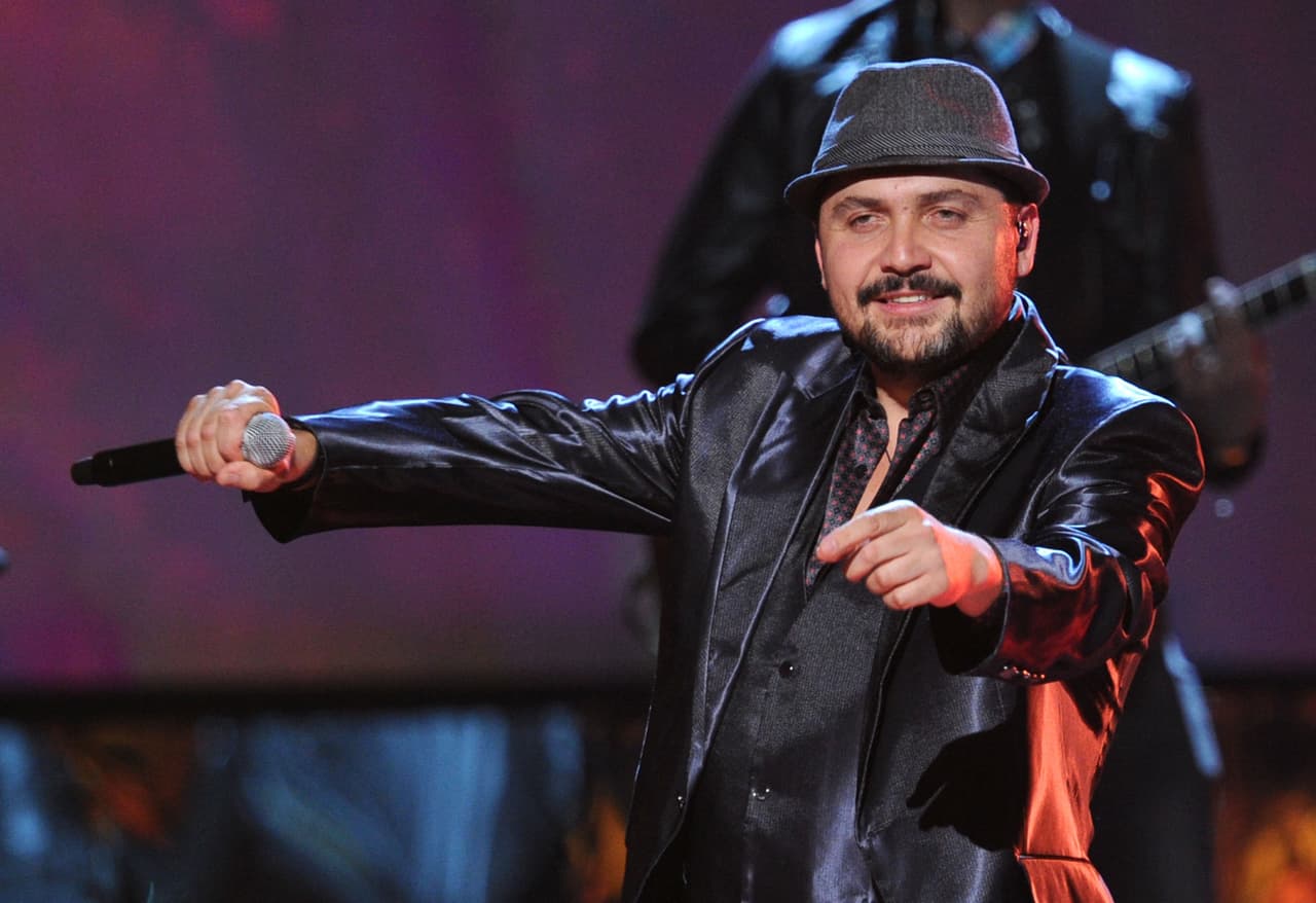 Así lo hizo durante una presentación que tuvo el pasado 3 de octubre en el Teatro Metropólitano de la Ciudad de México, según informó 
<b><a href="https://www.eluniversal.com.mx/espectaculos/musica/reyli-ofrece-noche-surreal-con-carlos-rivera-en-el-metropolitan" target="_blank">El Universal.</a></b>