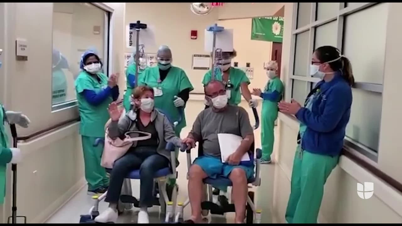 Emotiva despedida en hospital de Miami a pareja de esposos que supera el coronavirus 