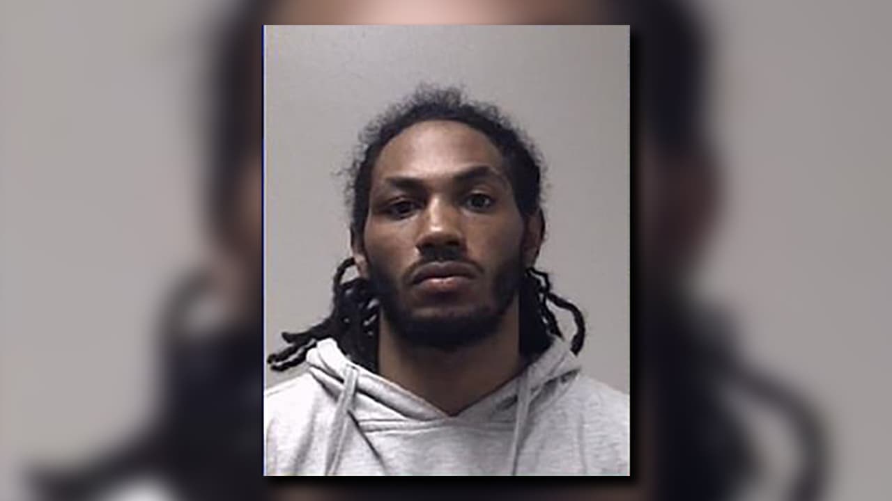 Mario Paul Clarke, de 26 años, es acusado de agresión agravada y posesión de un arma de fuego durante la comisión de un delito, luego de protagonizar con enfrentamiento a tiros con su padre, en Newnan, Georgia.