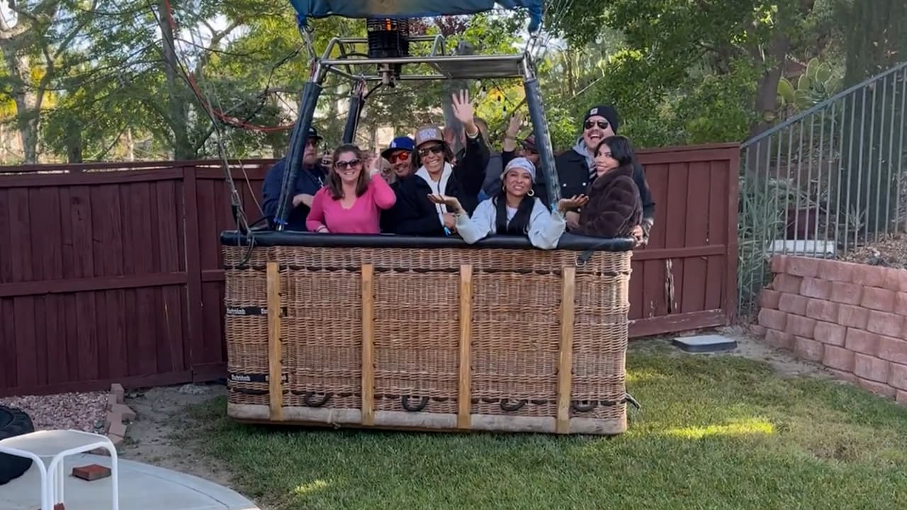 Un globo aerostático realiza un aterrizaje de emergencia en el patio de una casa
