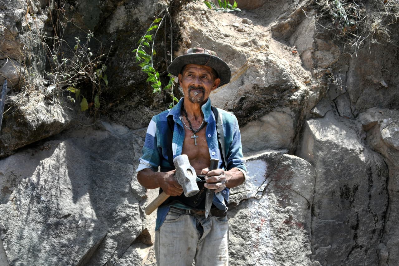 <b>Picapiedras, Honduras.</b> José Díaz, de 66 años, es cantero en el municipio de Ojojona, a unas 15 millas al sur de Tegucigalpa. Sin más maquinaria que un martillo y un cincel, Díaz dedica su vida a despiezar enormes rocas.