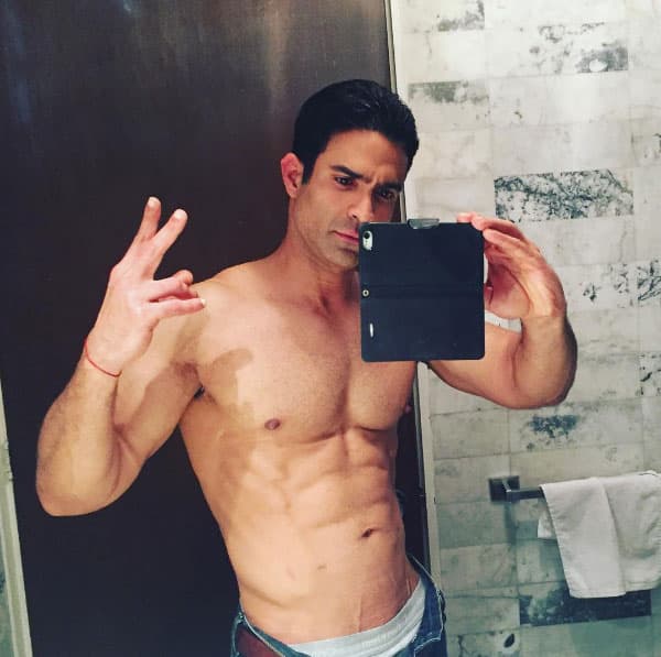 Su abdomen es perfecto, todo se lo debe a su disciplina en el gimnasio.