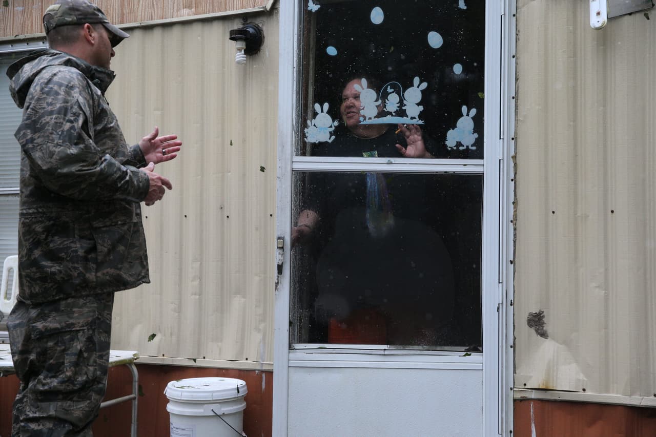 Un miembro de la Armada Cajún habla con un residente en Lumberton, Carolina del Norte. El equipo de voluntarios, organizado desde el paso del huracán Katrina por Louisiana, recorrió varias comunidades afectadas por Florence.