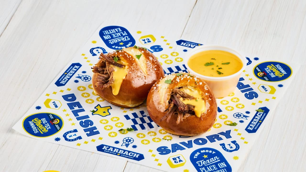 <h3 class="cms-H3-H3">Brisket and Brew Stuffed Pretzels </h3>
<br>
<b>Delicioso y suave pan relleno de brisket </b>y queso amarillo. Otra de las promesas culinarias de la Feria Estatal de Texas.