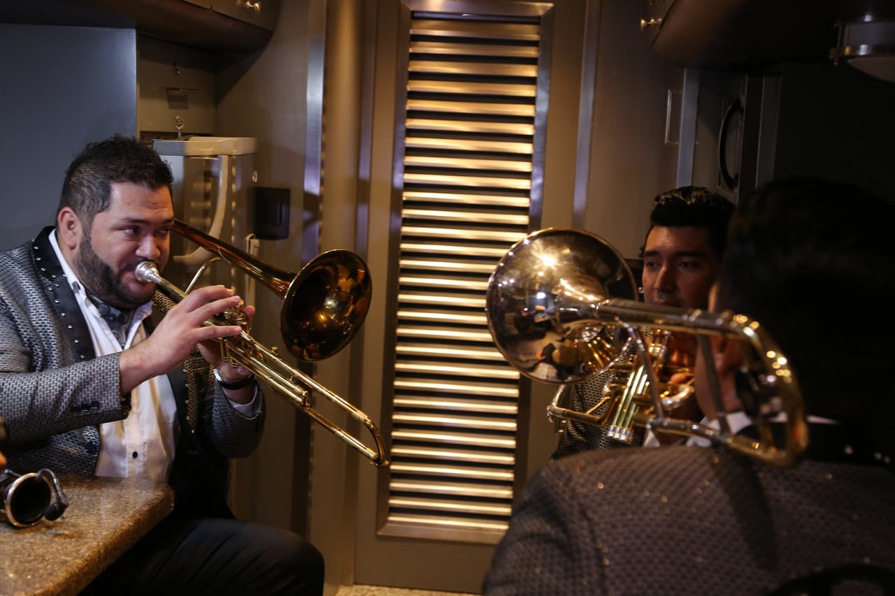 Una vez el bus llega a su destino final, la acción comienza para los integrantes de El Recodo, quienes empiezan a ensayar los instrumentos y a ultimar cada detalle para subir al escenario y complacer al público.