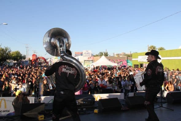 Los corridos de la banda grupera “Voz de Mando” se hicieron sentir en los Latin Grammy Streets Parties en Phoenix, donde los fanáticos esperaban ansiosos y cantaron con entusiasmo las más famosas canciones de esta agrupación. 