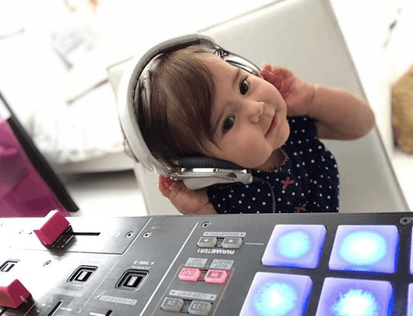 ¿Será que Julieta le va a salir a Vela igual de talentosa para la música y la radio?