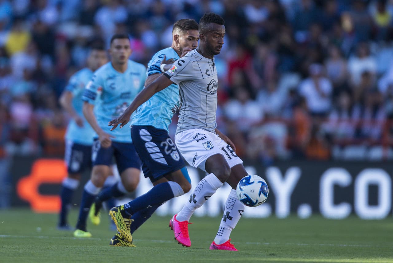 Jefferson Orejuela siente la presión de Franco Jara por lo que decide descargar con su compañero Jaime Gómez.