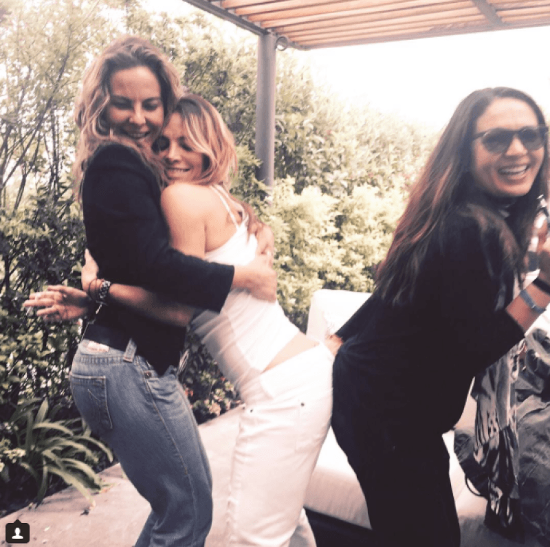 “Las adoro a mis amigas y sé que ellas me quieren a mí también, y
<b>habrá un momento pronto en el que nos sentaremos todas a platicar </b>y que me digan por qué están enojadas como lo hizo mi familia en su momento, y está bien y lo asumo”, añadió.