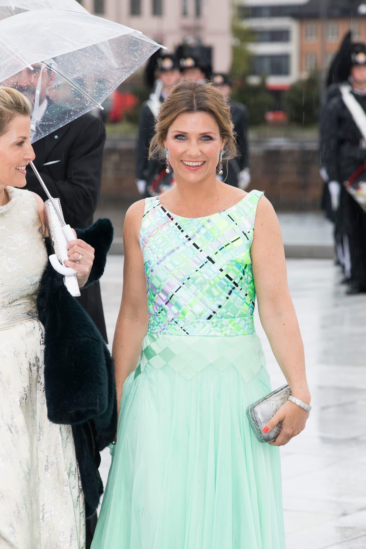 Según 'Hello!', tras el divorcio, la princesa buscó a una socia comercial, Elisabeth Nordeng, para dar conferencias y terapias y 
<b>ayudar a las personas</b> que atraviesan situaciones similares.